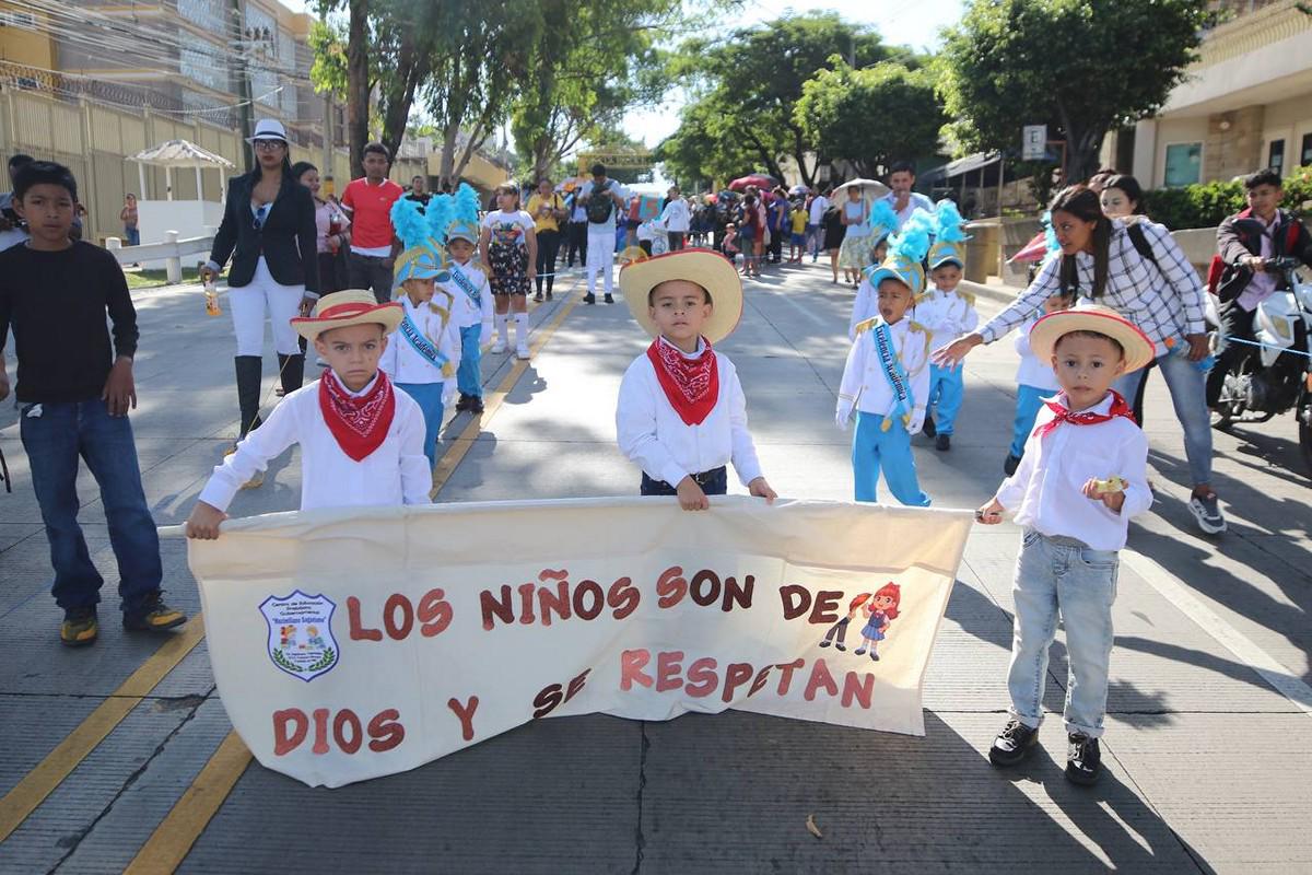 Con amor a la Patria, así desfilaron alumnos de prebásica de San Felipe al Guanacaste