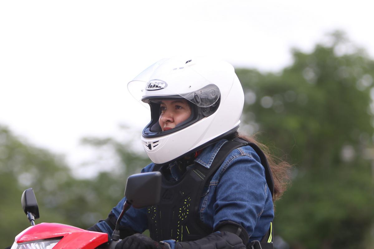 Prudencia al volante: las mujeres marcan la diferencia en el manejo de motocicletas