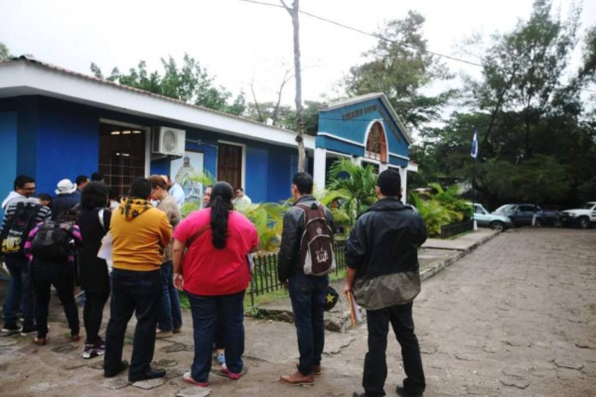 Sectores de sociedad civil exigen cancelación de concurso de docentes en Honduras