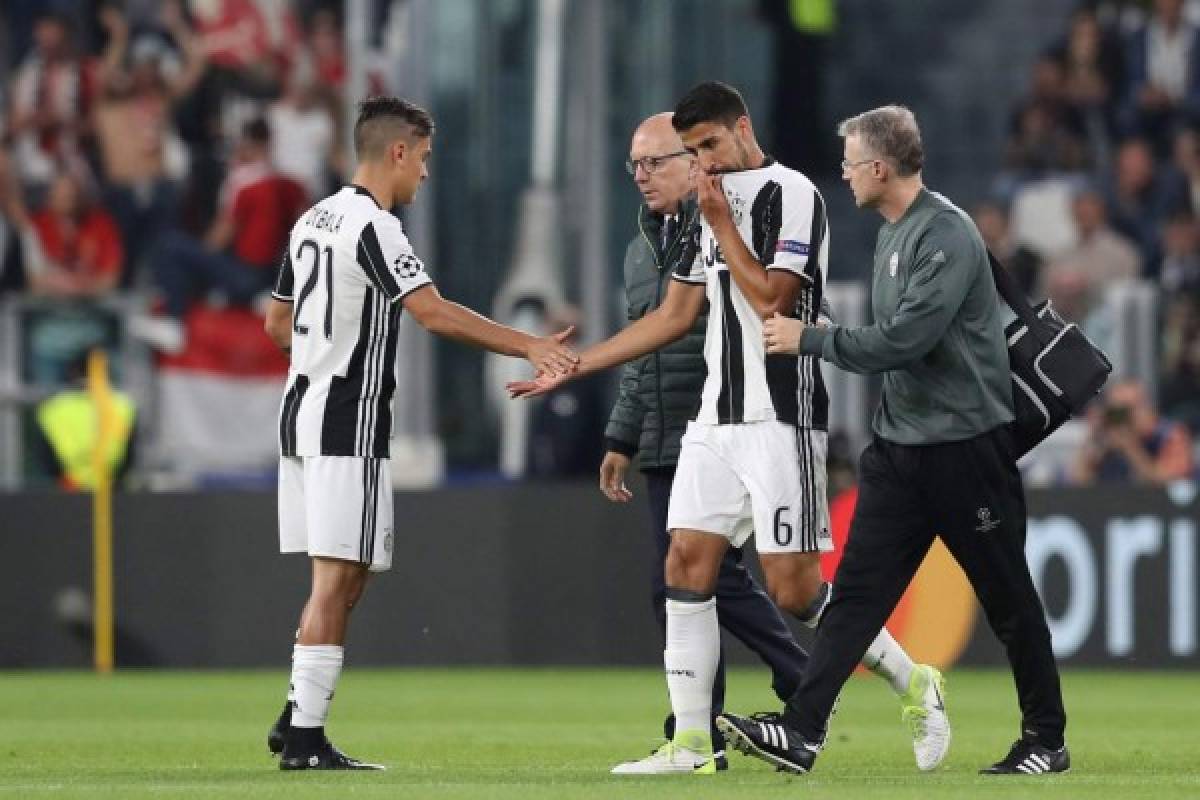 Juventus' midfielder from Germany Sami Khedira (2nd R) shakes hands with Juventus' forward from Argentina Paulo Dybala during the UEFA Champions League semi final second leg football match Juventus vs Monaco, on May 9, 2017 at the Juventus stadium in Turin. / AFP PHOTO / Valery HACHE