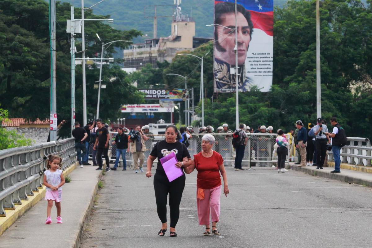 Para evitar ingreso de Edmundo González, Venezuela cierra frontera terrestre y aérea con Colombia