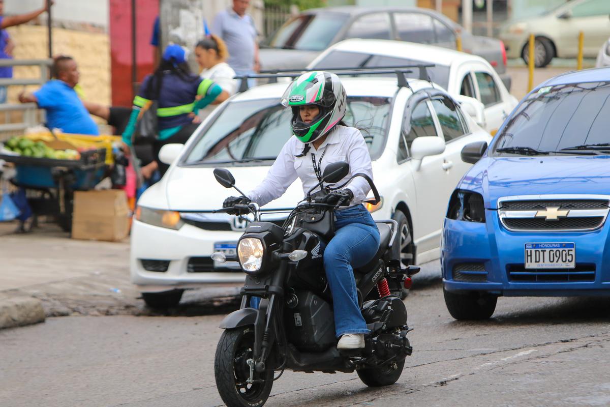 Prudencia al volante: las mujeres marcan la diferencia en el manejo de motocicletas