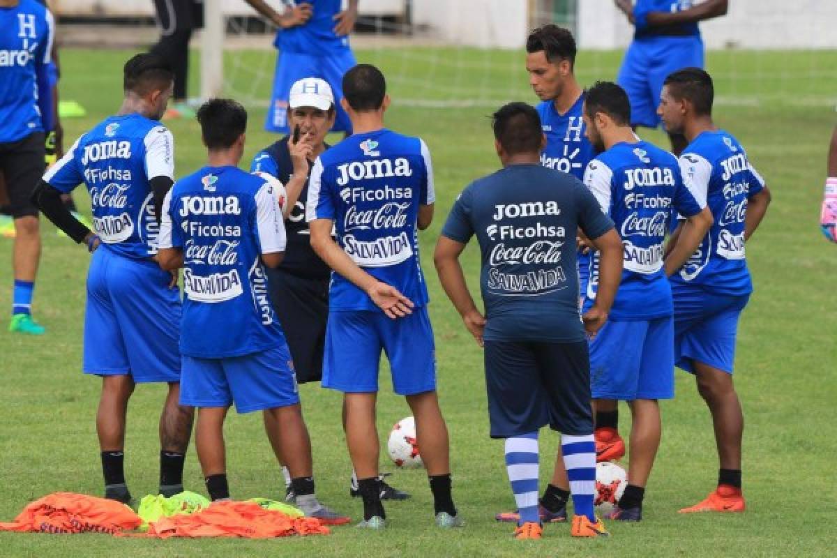 El colombiano explica a sus jugadores lo que quiere en el Azteca.