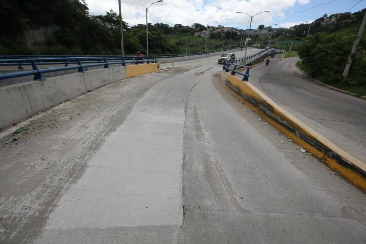 Habilitan paso en rampa de salida de la vía rápida