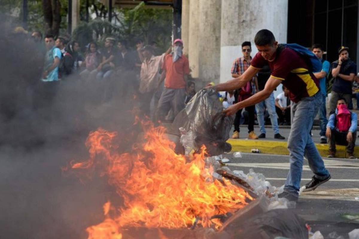 Cuerpos de seguridad dispersan protestas en Caracas, Venezuela