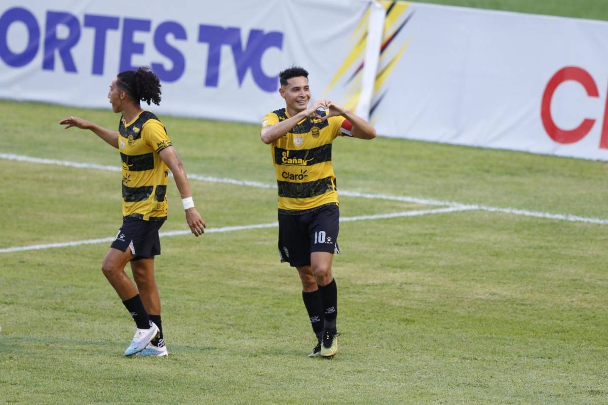 Celebración de Jhow Benavídez tras el único tanto del partido.