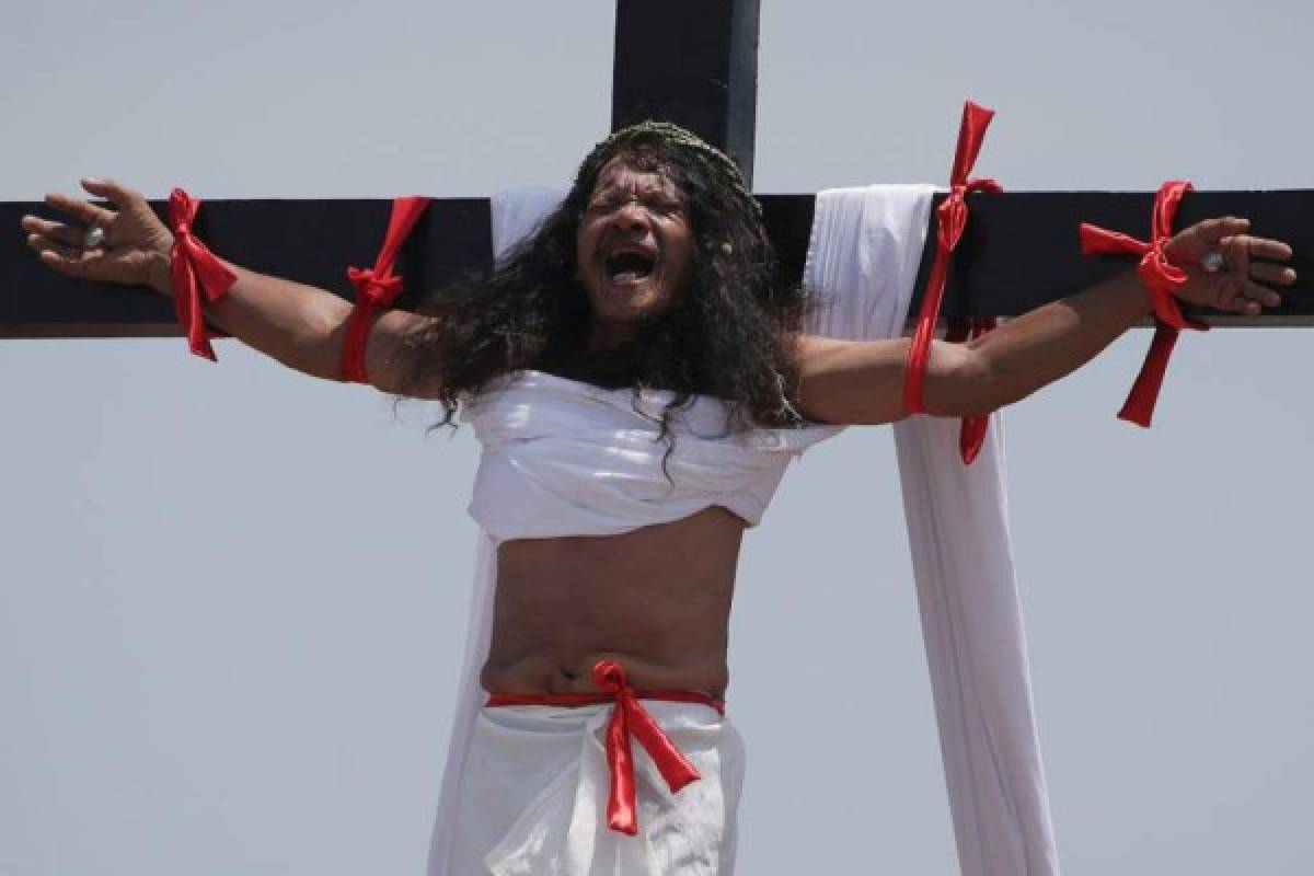 Clavados de verdad en cruces: el extremo y real víacrucis en Filipinas