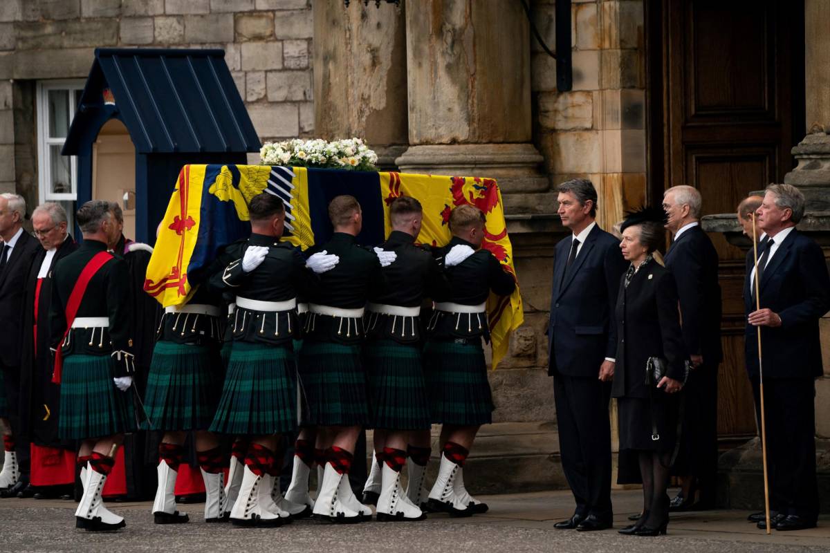 La princesa Ana y los príncipes Andrés y Eduardo hacen reverencia mientras el féretro con los restos de la reina Isabel II ingresan al Palacio de Holyroodhouse, en Edinburgo.