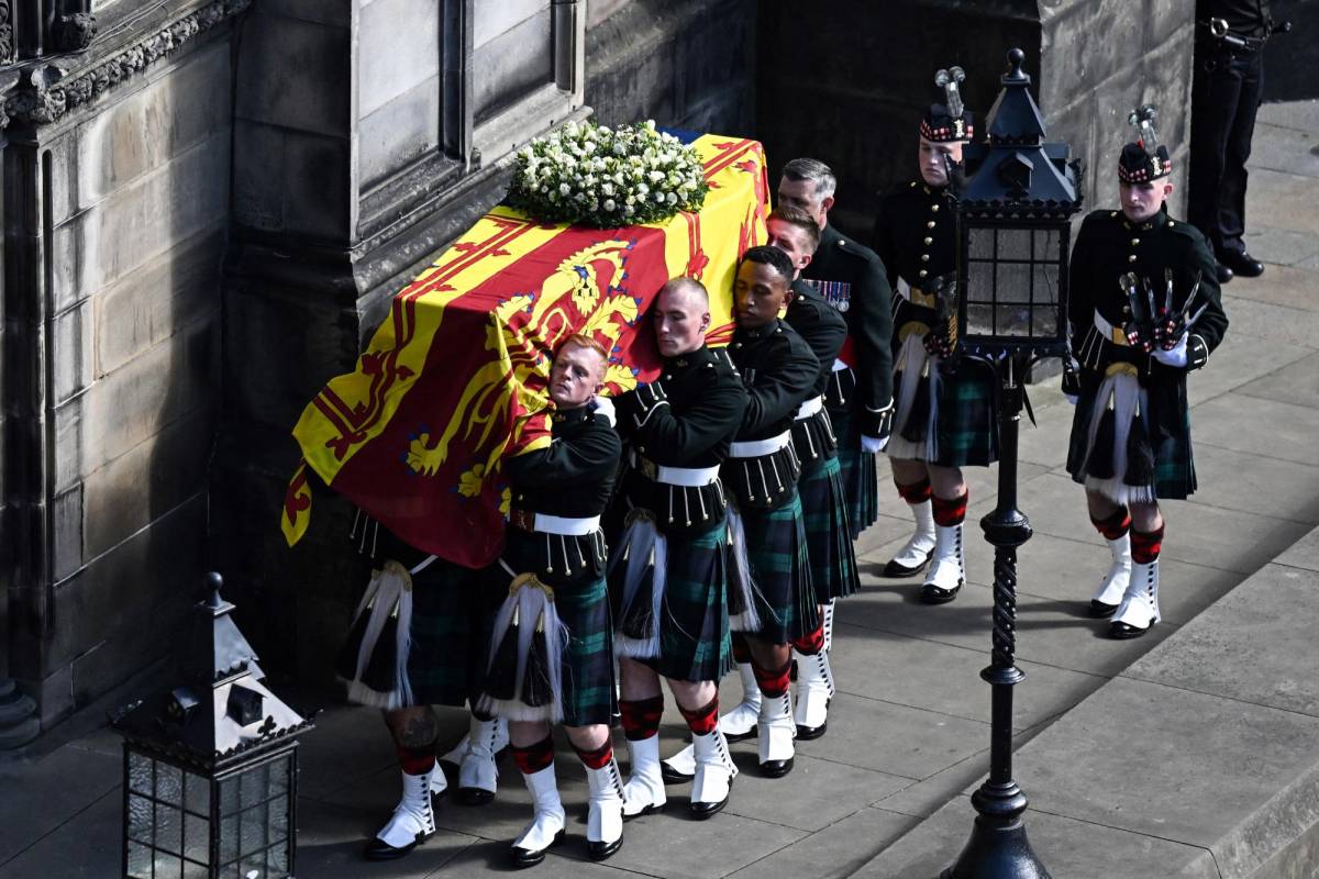 Los restos de la reina Isabel entrando a la catedral de Saint Giles' en Edimburgo.