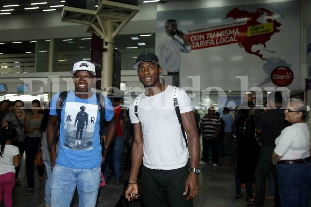 En medio de aplausos por parte de las personas presentes en la terminal del aeropuerto Ramón Villeda Morales, arribaron al país Maynor Figueroa (FC Dallas, MLS) y Boniek García (Houston Dynamo, MLS), foto: EL HERALDO/ Deportes de Honduras.