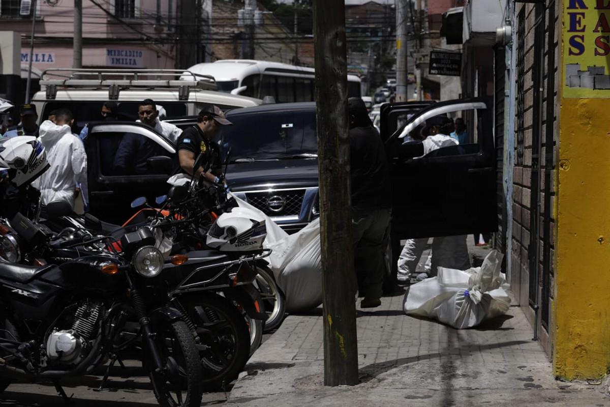 Con lágrimas y pesar llegan familiares a escena donde murió abogado Julio Muñoz y guardaespaldas