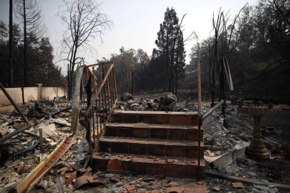 Los incendios en California dejan 35 muertos y 100,000 evacuados