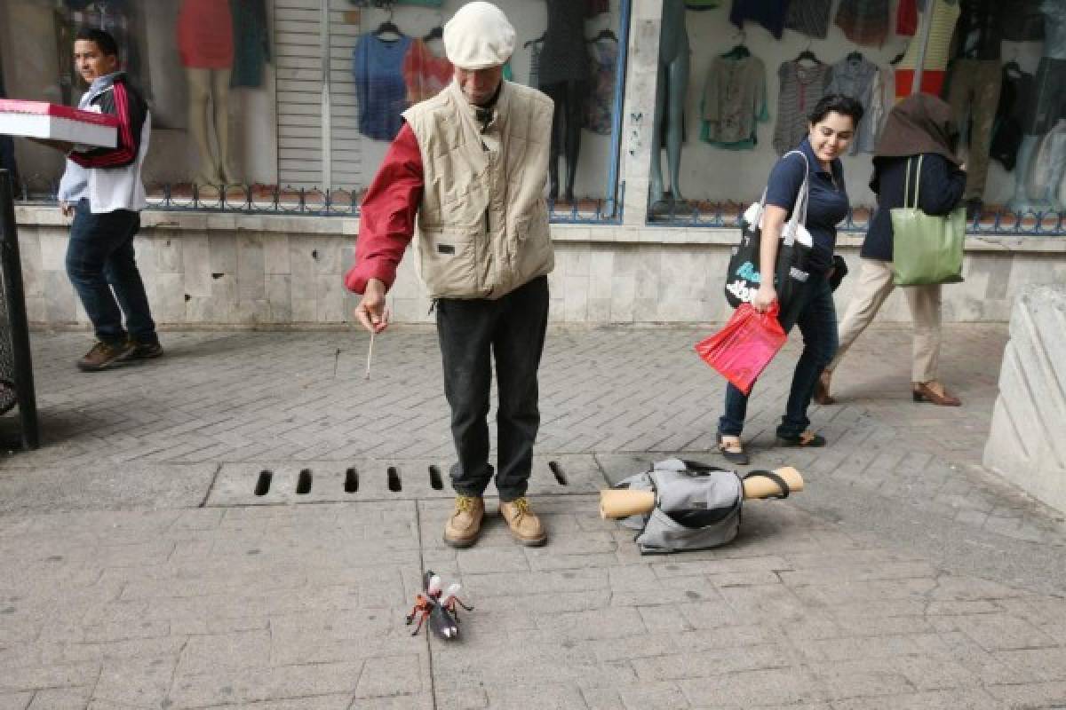 Don Altamirano, el hondureño que sobrevive jugando con el papel