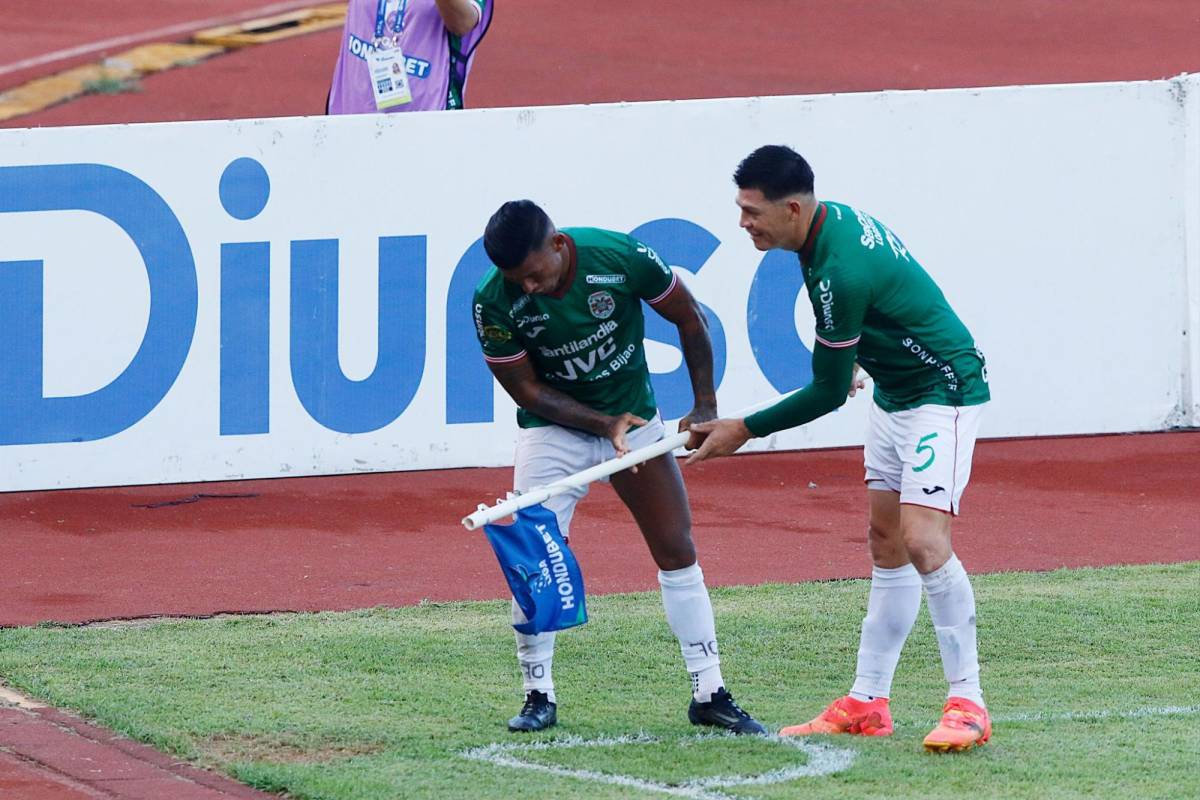 Iván “Chino” López celebró con Francisco Martínez con el banderín.