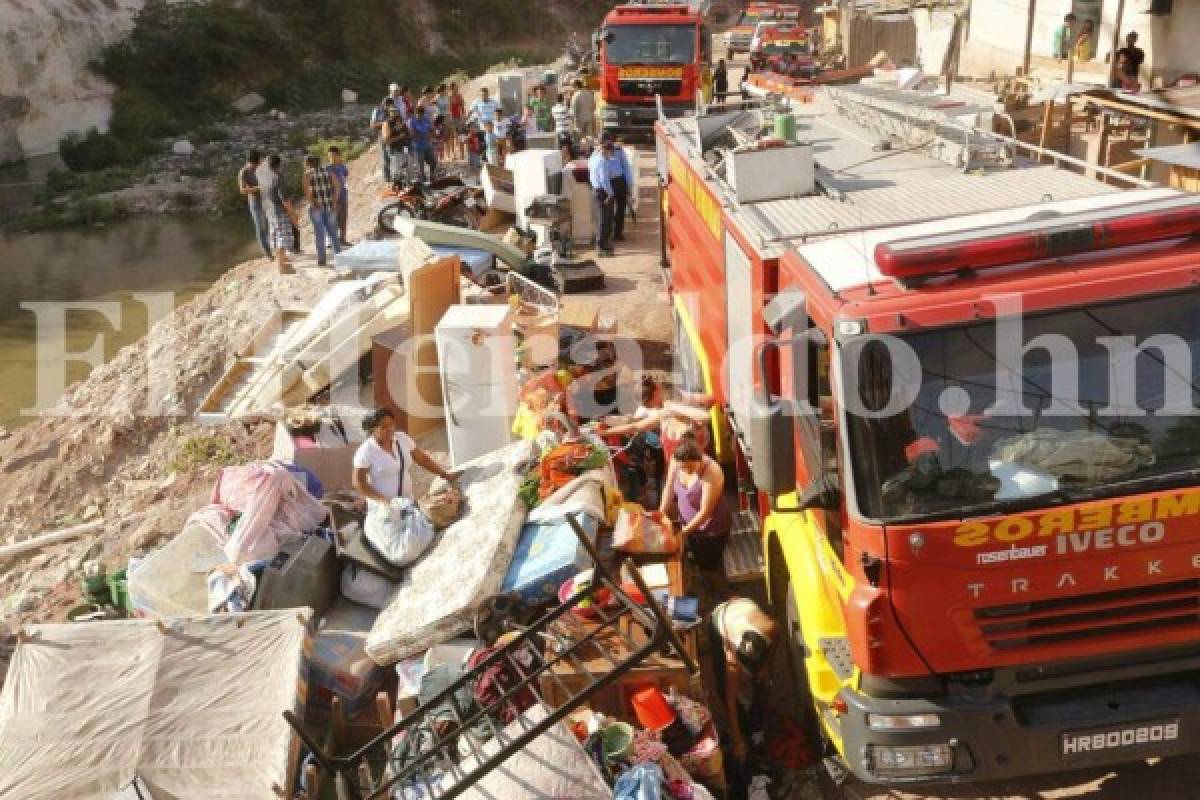 Los carros cisternas de los Bomberos se hicieron presentes a la zona para apagar el fuego.