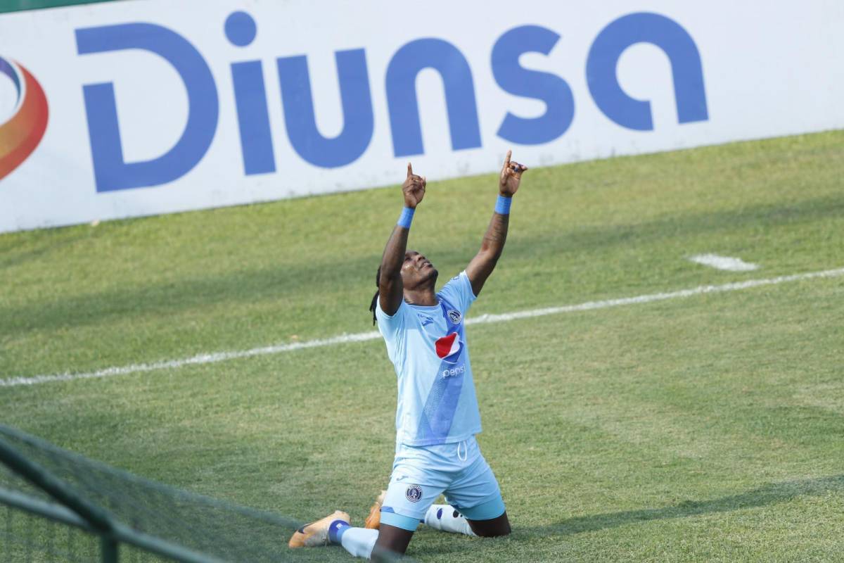 Rubilio Castillo celebrando su tanto del partido.