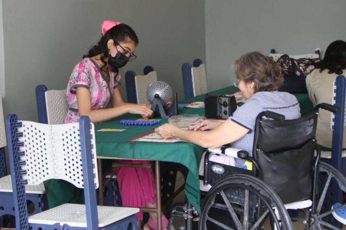 Los pacientes del asilo también tienen tiempo para disfrutar de juegos de azar o de mesa.