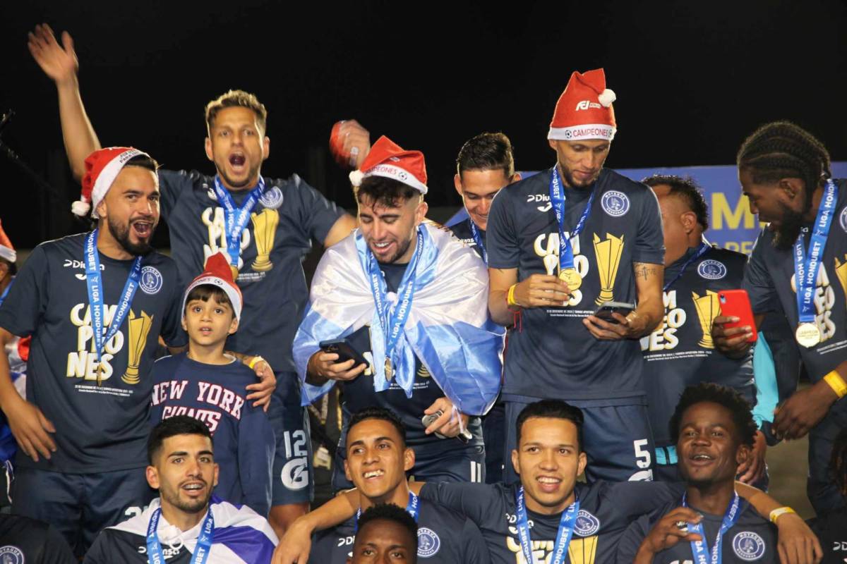 Motagua celebra la obtención de su copa 19 en Liga Nacional: Besos, lágrimas y emoción