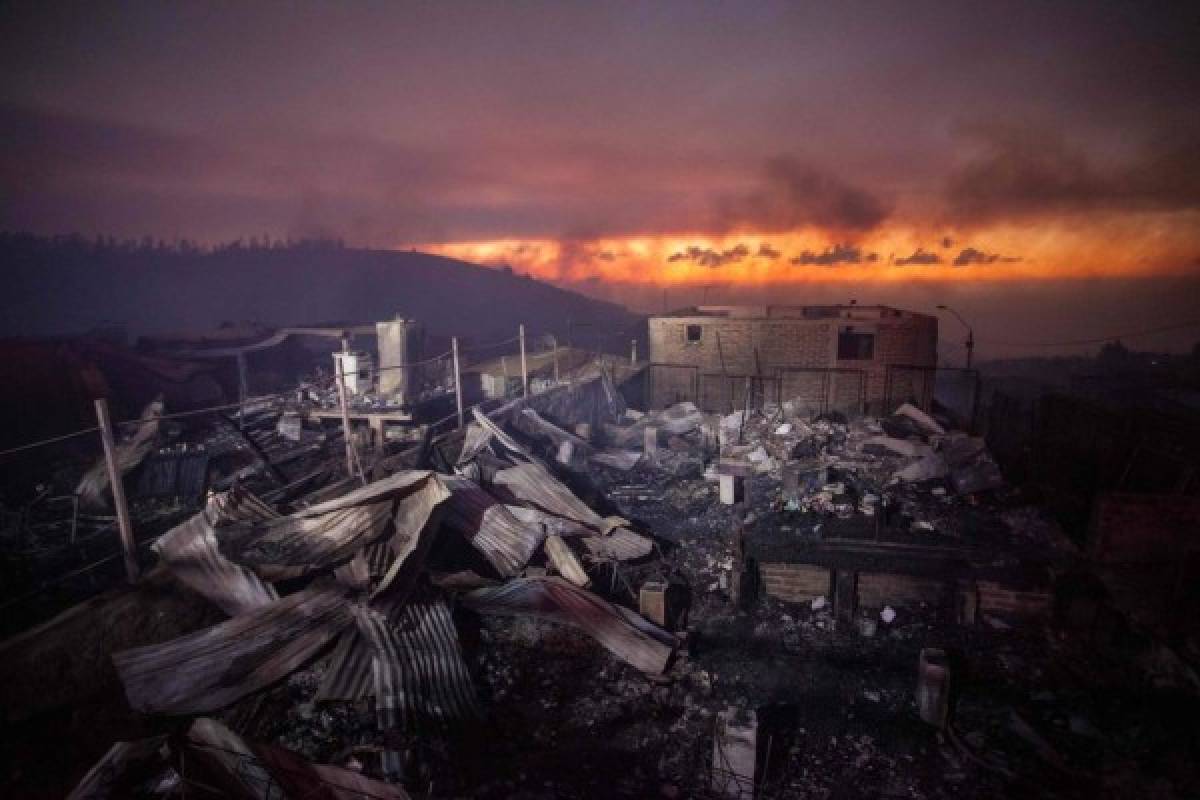 Gigantesco incendio afecta 100 casas en ciudad chilena de Valparaíso  