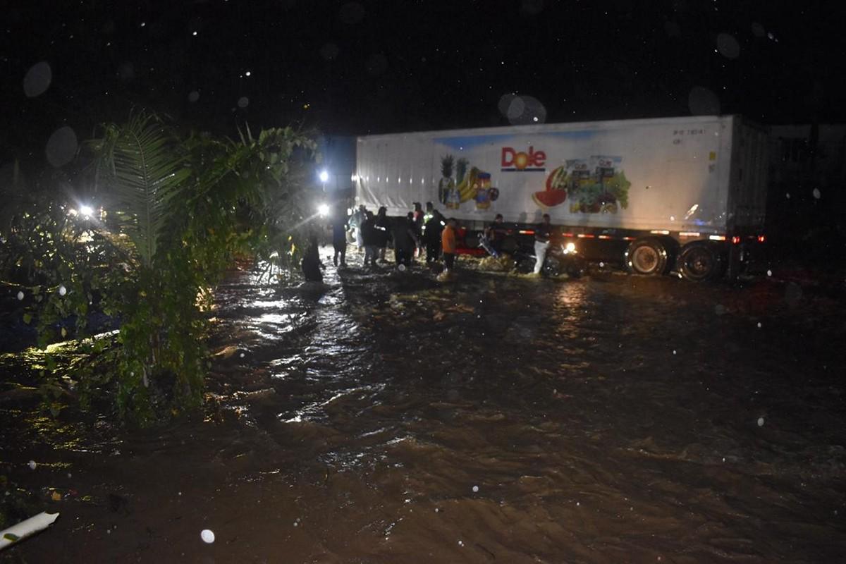 Cientos de afectados y zonas incomunicadas en norte de Honduras por tormenta tropical Sara