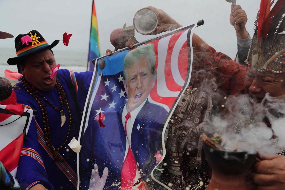 Con ritual en la playa, Chamanes envían suerte a Harris y Trump desde Lima, Perú