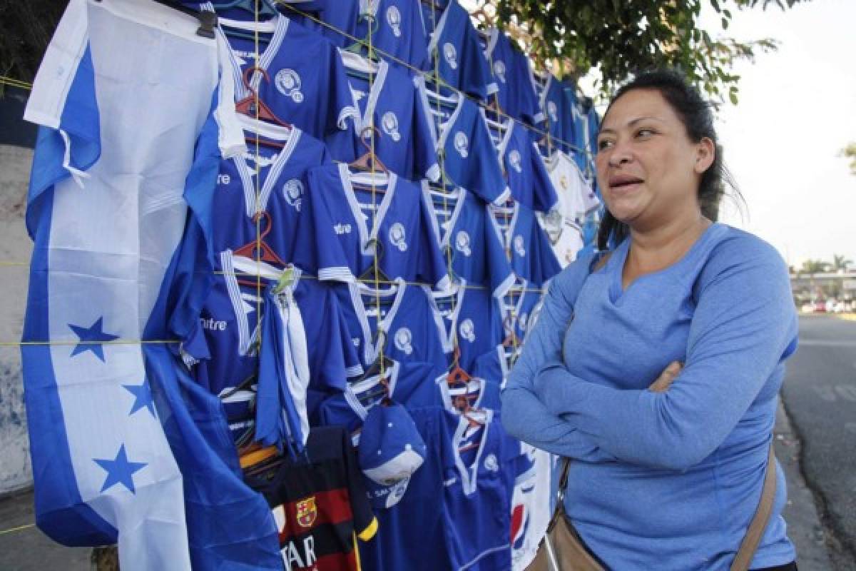 La bandera de Honduras flamea en San Salvador