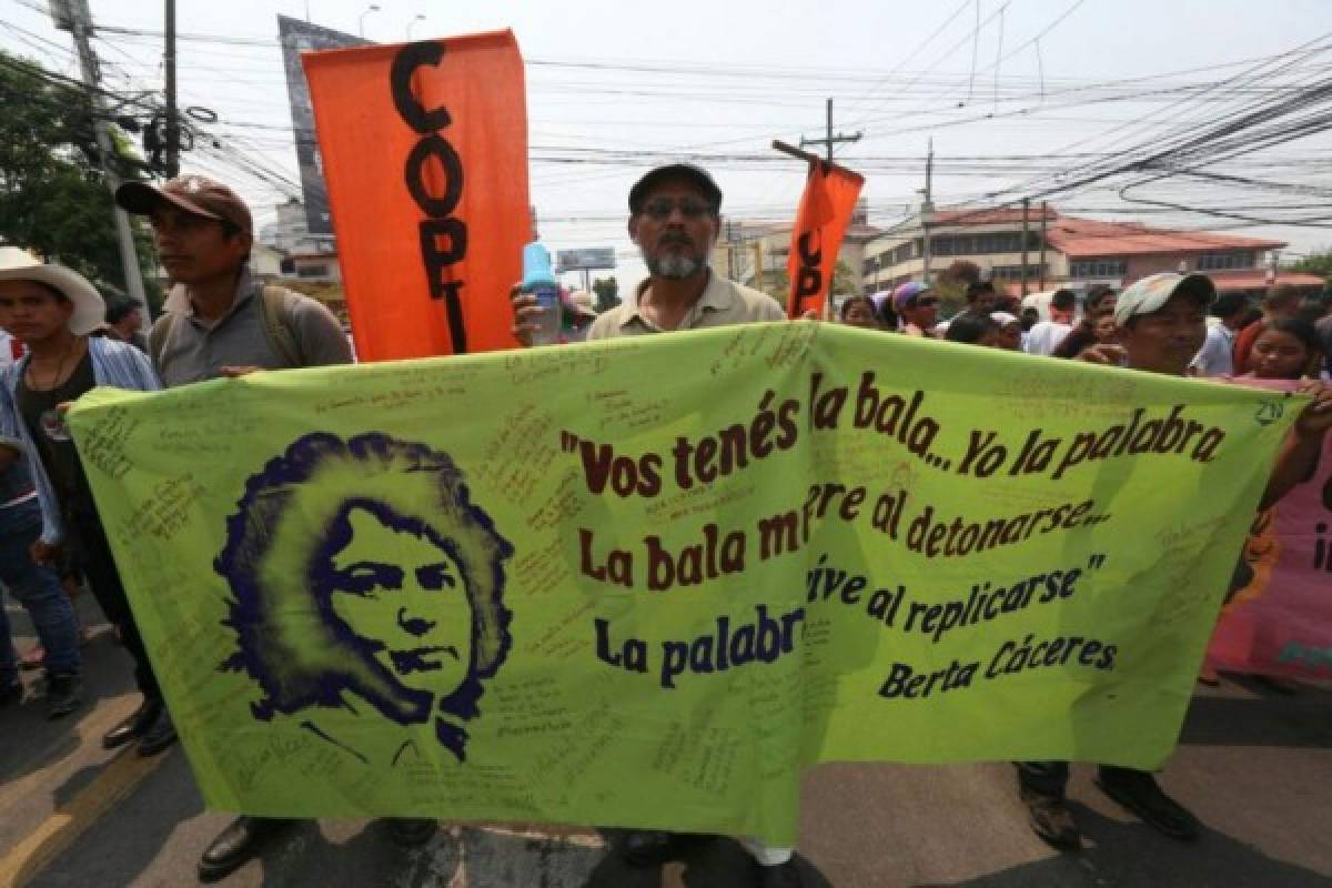 Segundo día de protestas del Copinh frente a casa de gobierno