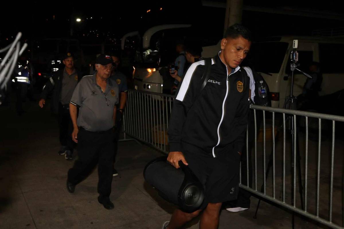 Ambiente de clásico en el Olimpia-Real España: ¿Quién es la bella chica que llegó con la Máquina?