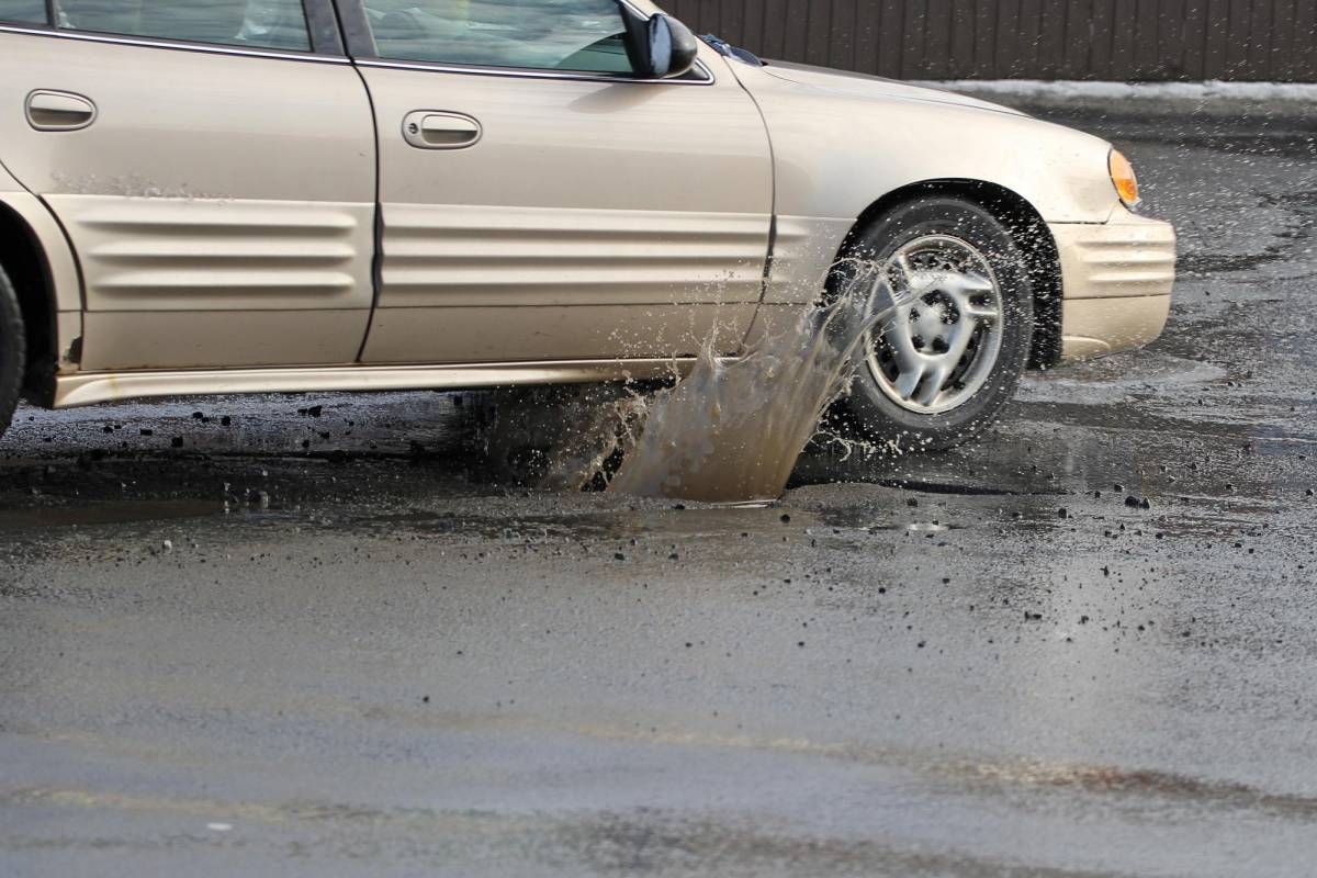 Un bache puede ser el peor enemigo de tu auto. Sistemas clave para el funcionamiento del mismo se estarían viendo perjudicados si no prestas atención al problema.