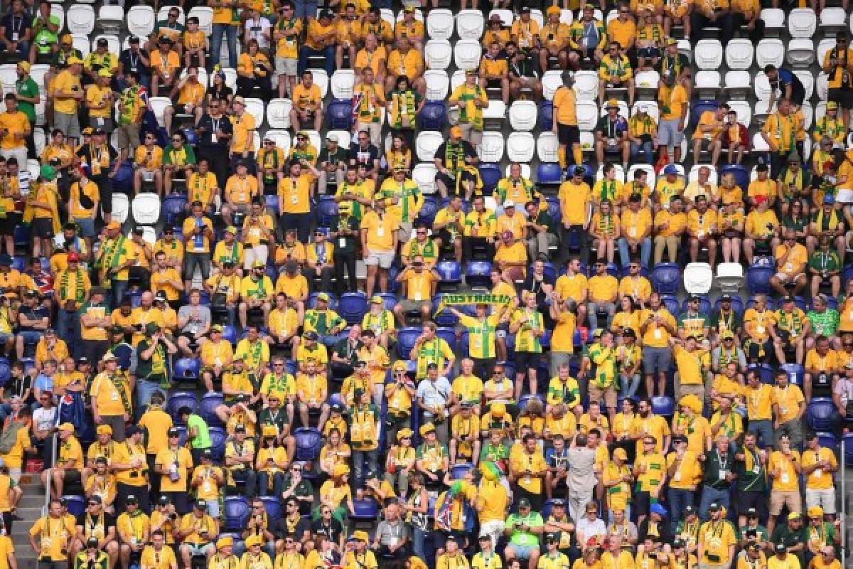 Ambientazo el que viven los aficionados en el partido de Dinamarca vs. Australia