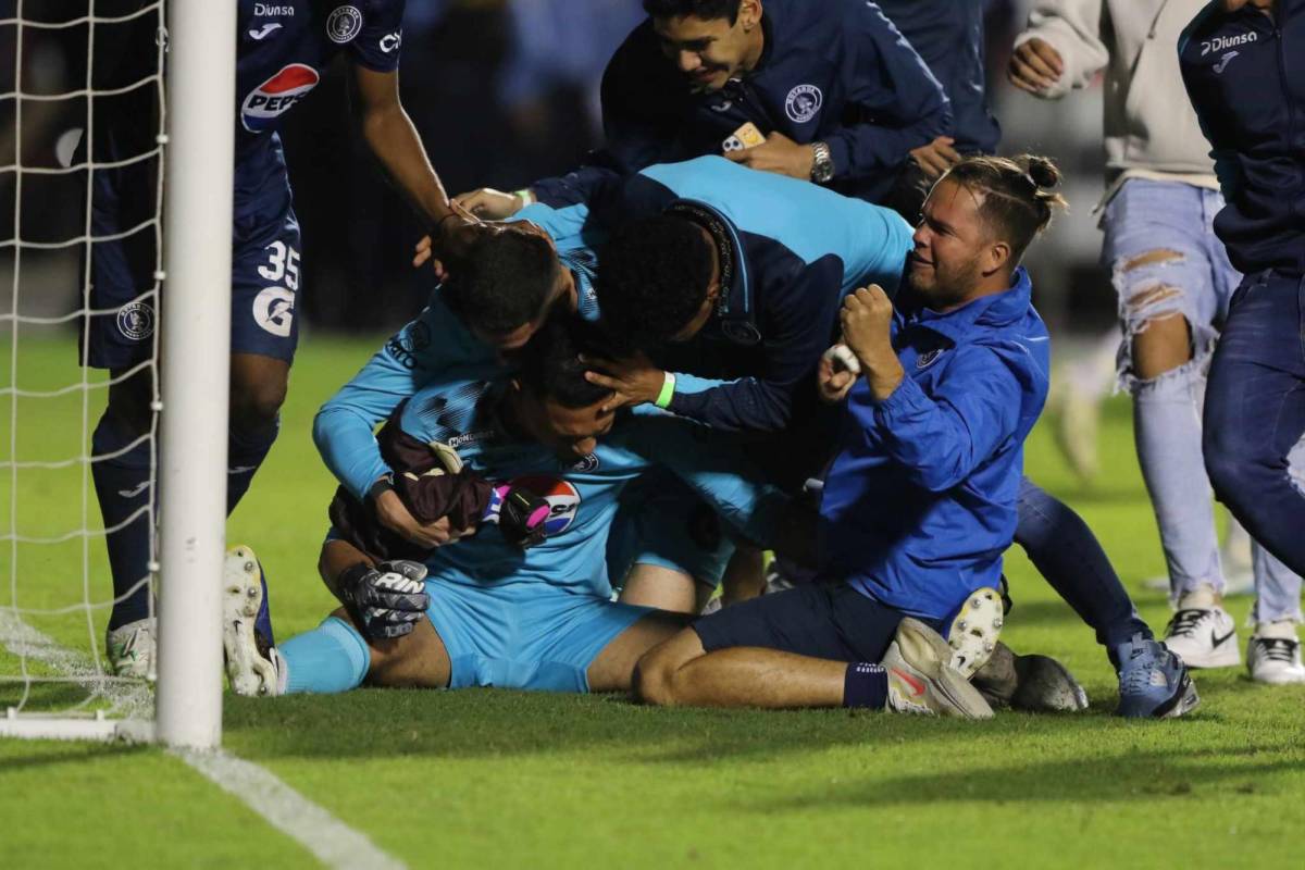 Motagua celebra la obtención de su copa 19 en Liga Nacional: Besos, lágrimas y emoción