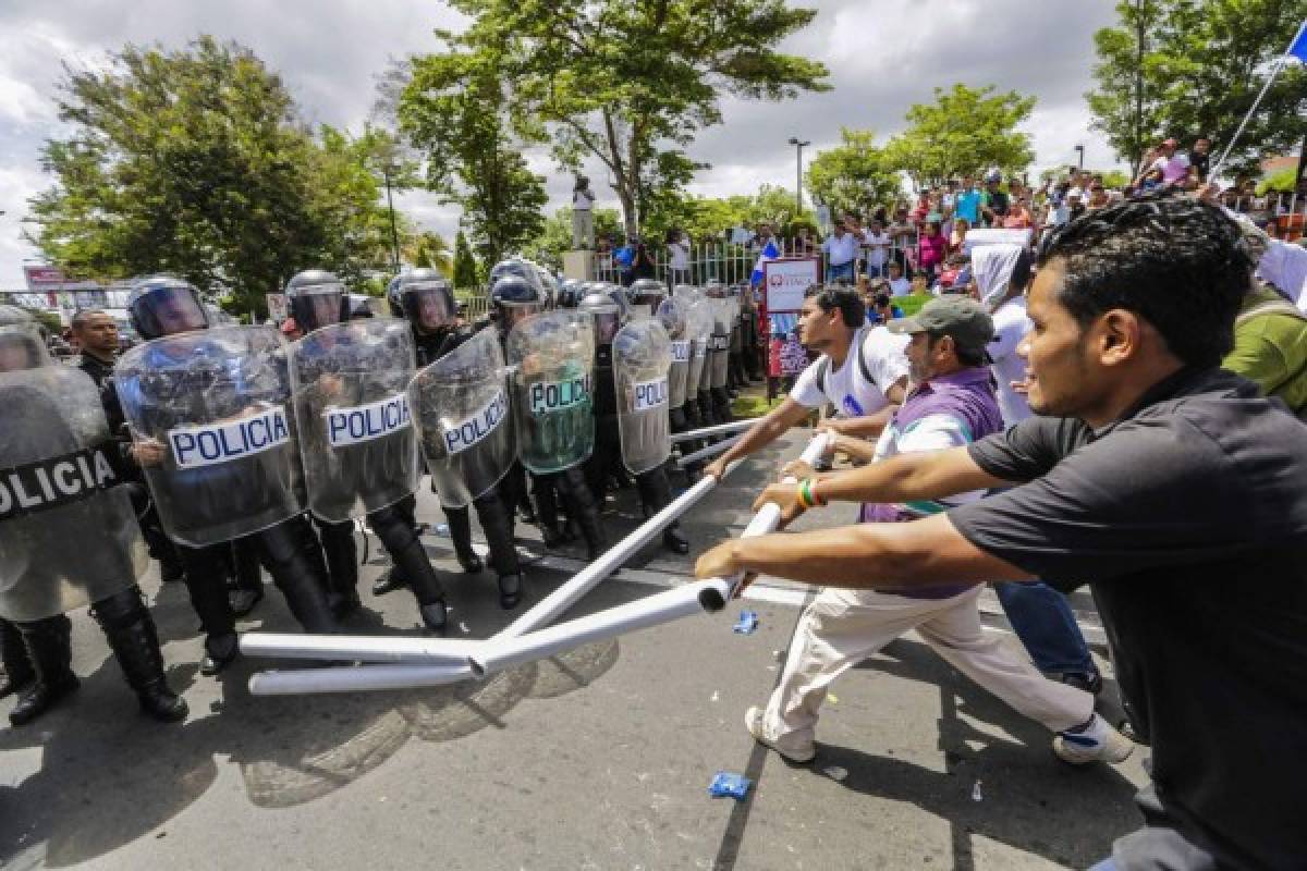 Policía reprime protesta opositora y arresta diputados en Nicaragua