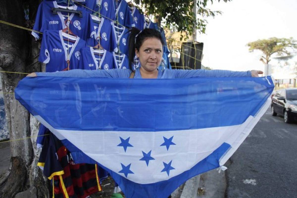 La bandera de Honduras flamea en San Salvador