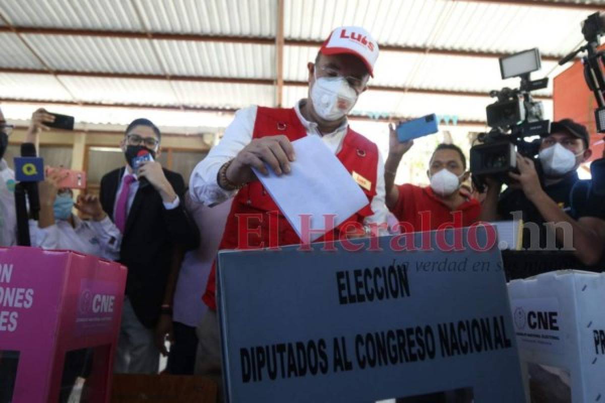 Luis Zelaya llega a votar junto a su esposa y su perrita Kemba (FOTOS)