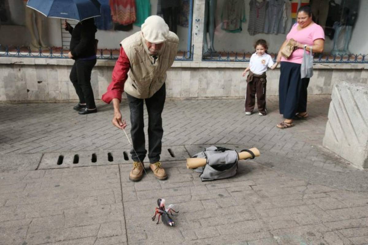 Don Altamirano, el hondureño que sobrevive jugando con el papel