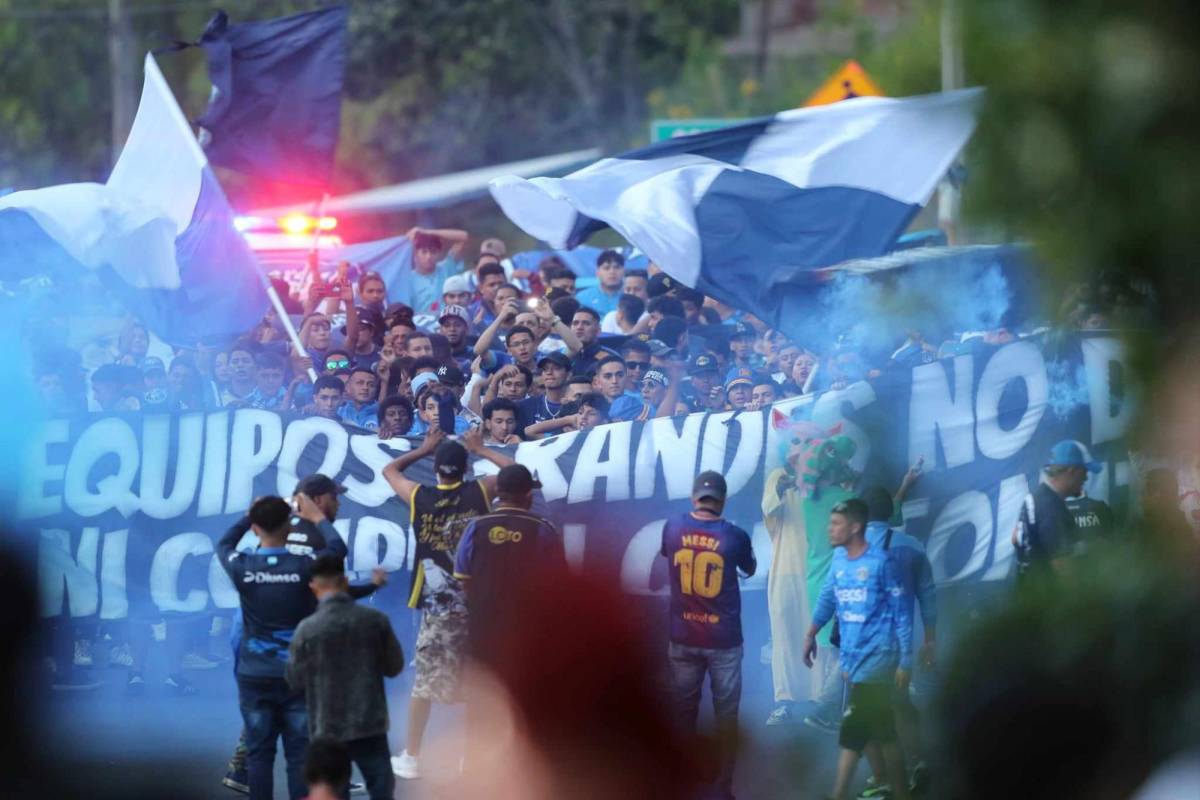 En fotos: Ambientazo de los azules, disturbios y sonrisa de Auzmendi previo al Motagua vs Olimpia