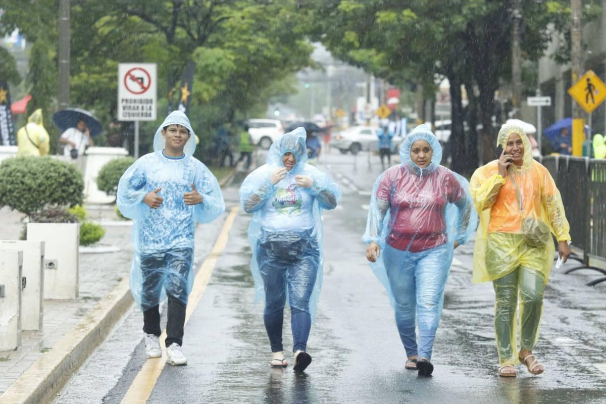 Honduras vs México: Bajo lluvia comienzan a ingresar los aficionados al estadio Morazán