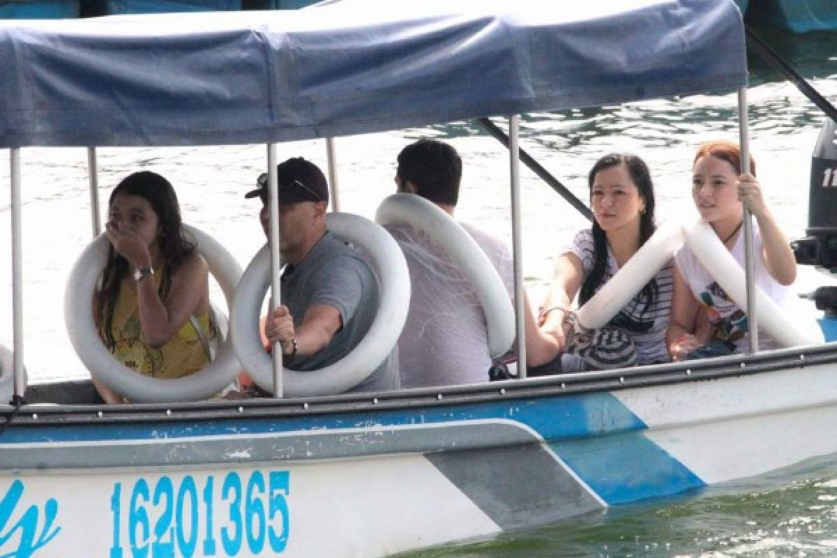 Survivors react after being rescued from the tourist boat Almirante in the Reservoir of Penol in Guatape municipality in Antioquia on June 25, 2017.At least nine people were dead and 28 missing after a tourist boat sank for unknown reasons in a reservoir in Colombia Sunday, authorities said, sharply raising an earlier toll. / AFP PHOTO / Juan QUIROZ