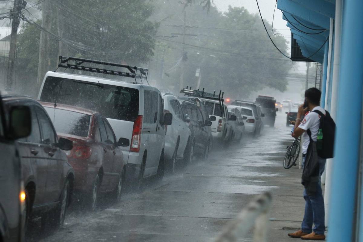 Tormenta Sara se comienza a sentir en Honduras ¿se jugará partido ante México?