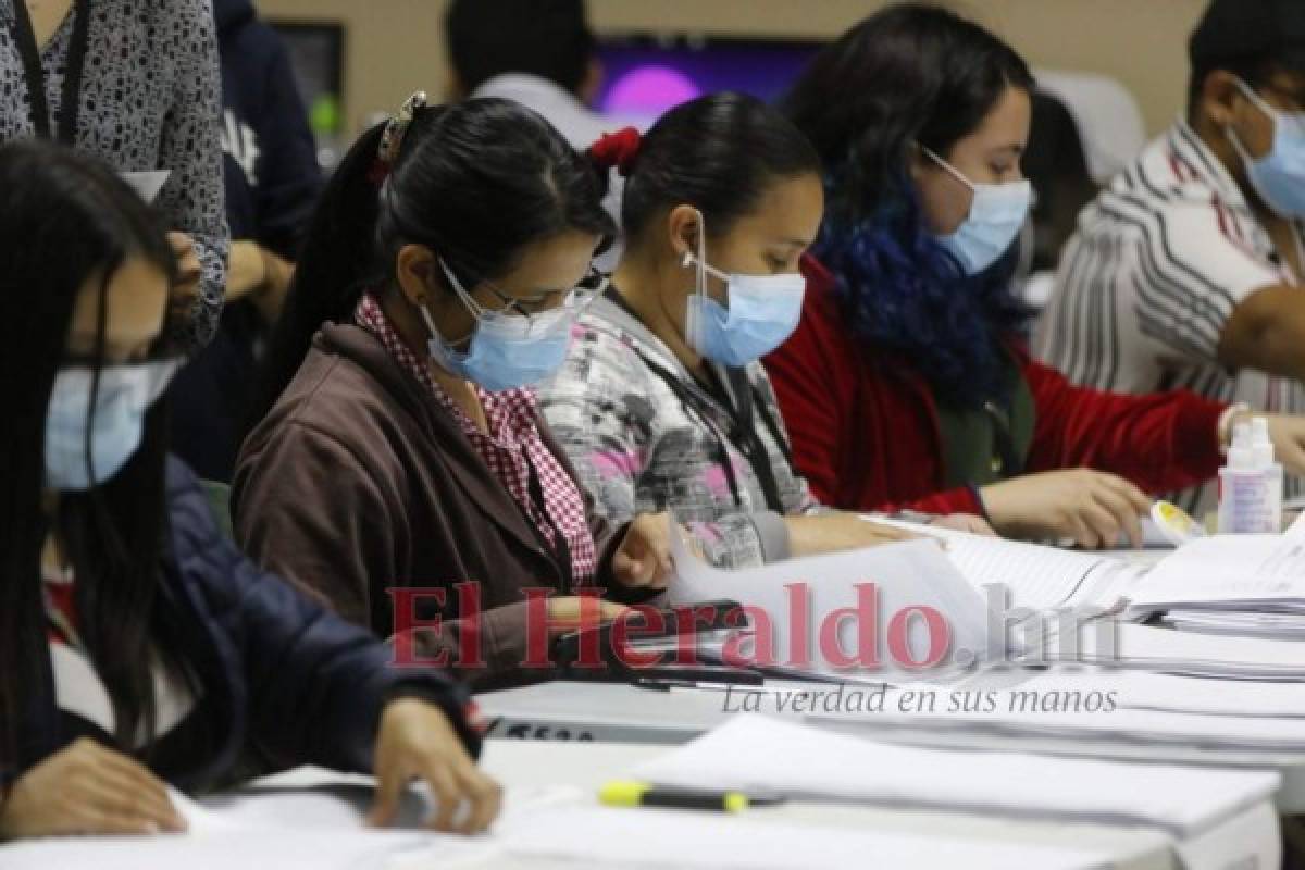 Así se desarrolla el escrutinio de acta por acta con incosistencias (FOTOS)