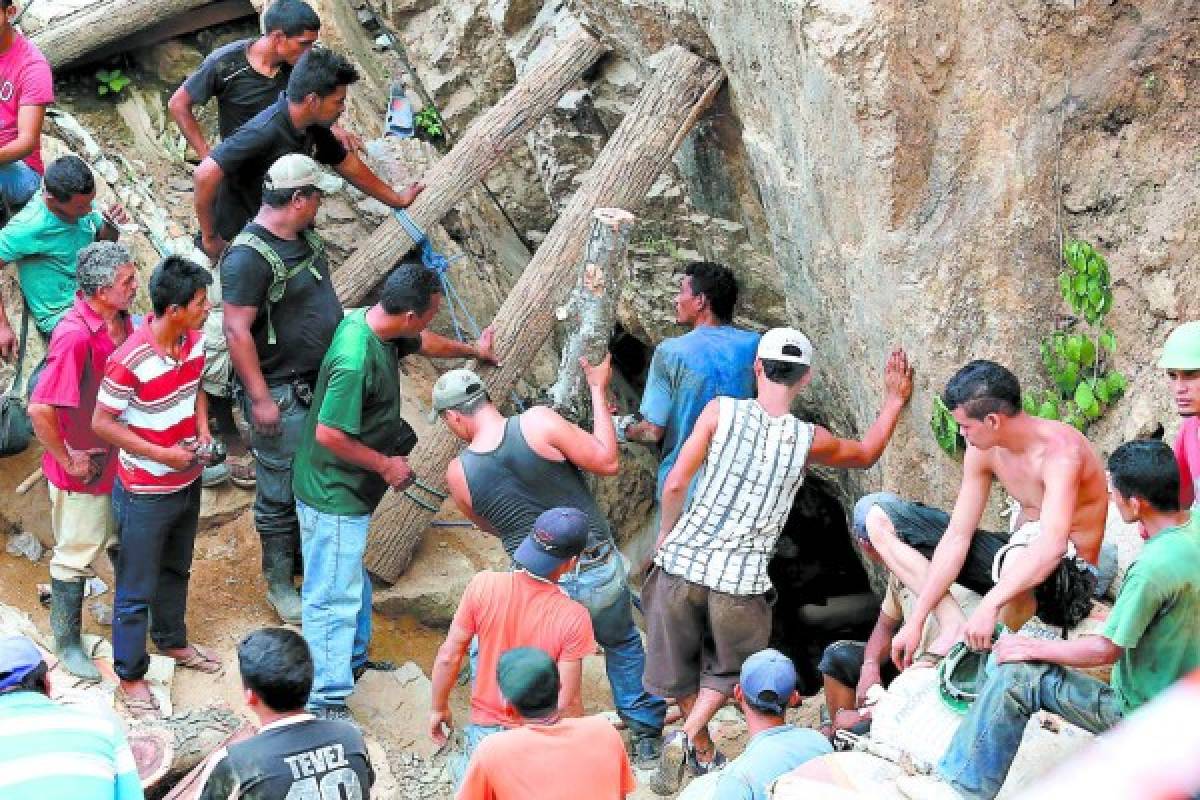 A 40 horas de la tragedia que pone en riesgo la vida de once mineros