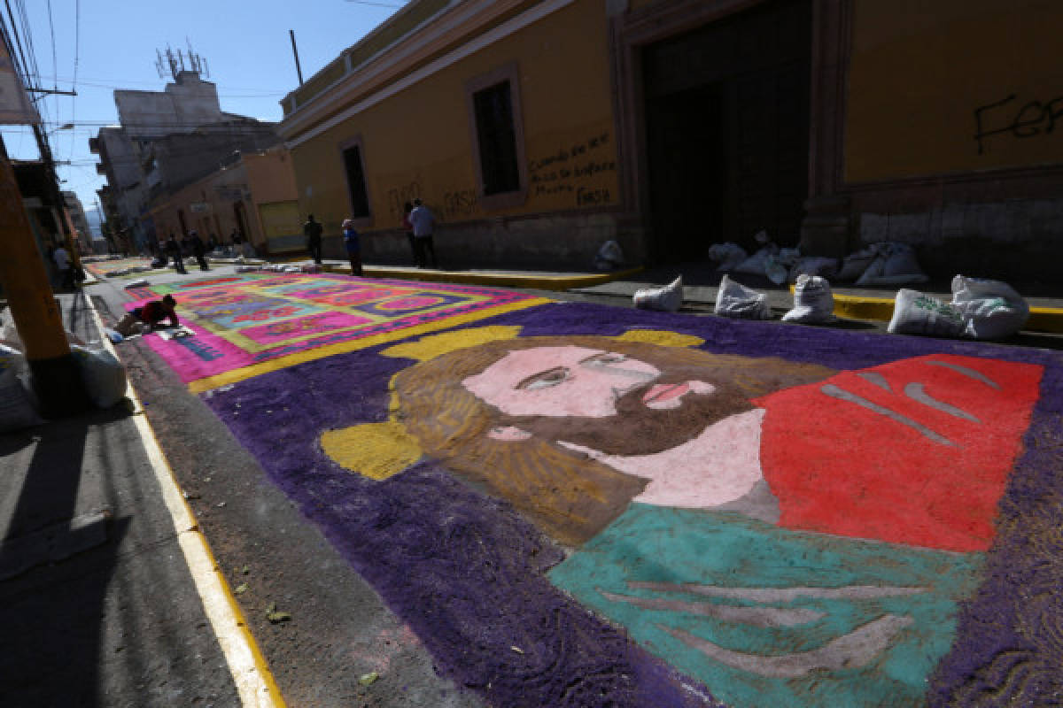 FOTOS: Alfombras llenan de color Tegucigalpa