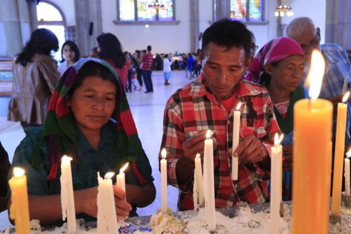 Acción de gracias y súplicas a los pies de la santa madre