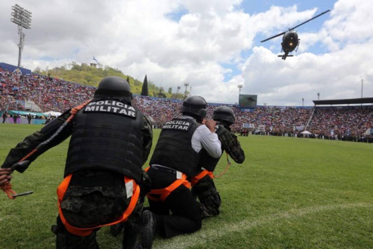 Espectáculo militar puso a vibrar el estadio