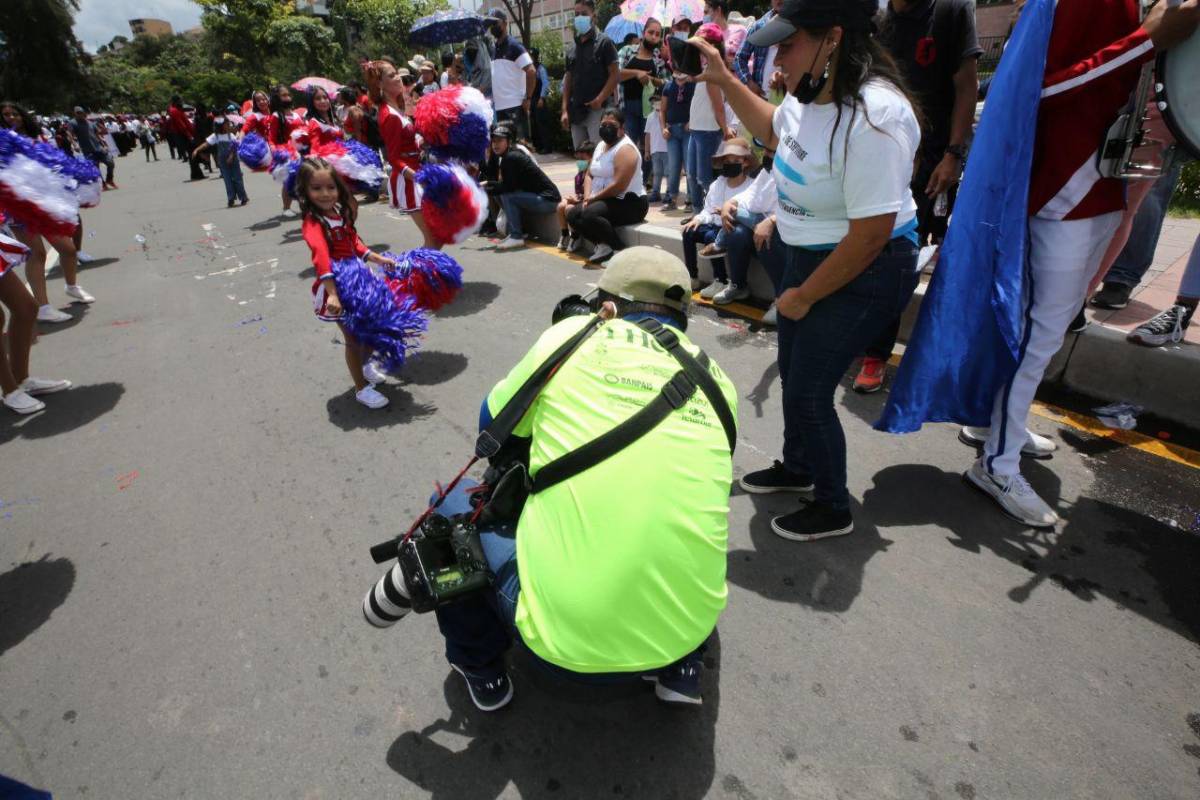 Uno de nuestros fotorreporteros capta el momento en que una pequeña participa en el desfile patrio.