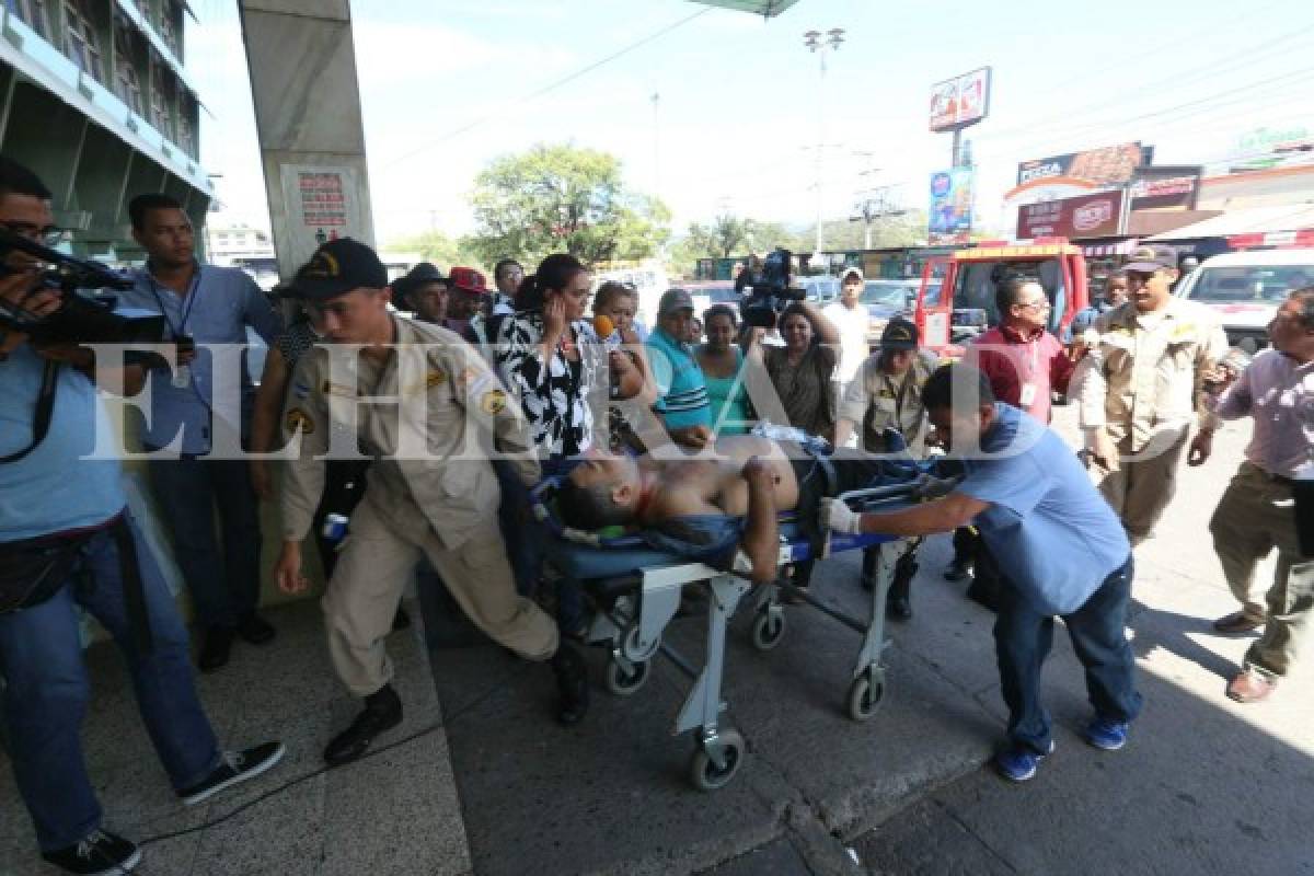 Uno de los heridos mientras era ingresado a la emergencia del HEU.