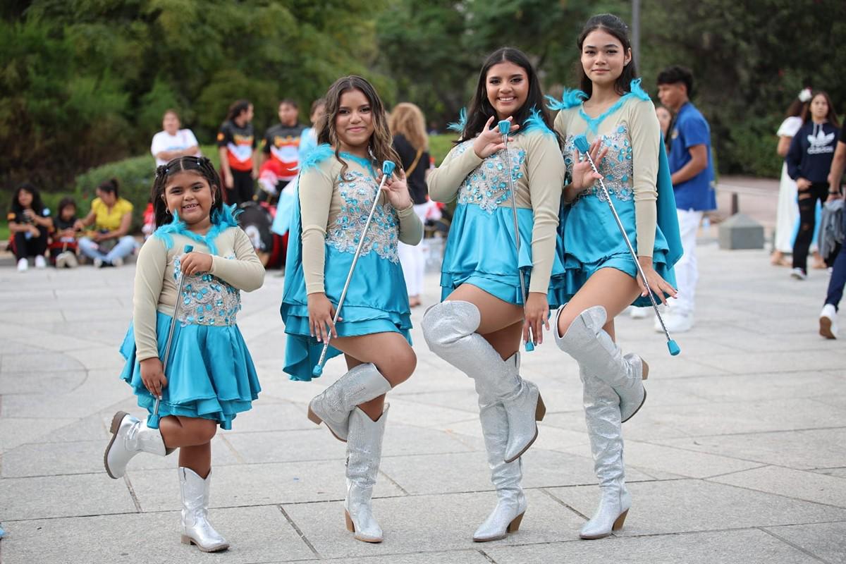 Niñas hondureñas voluntarias de Bombers Fénix brillan en desfile de Valencia, España