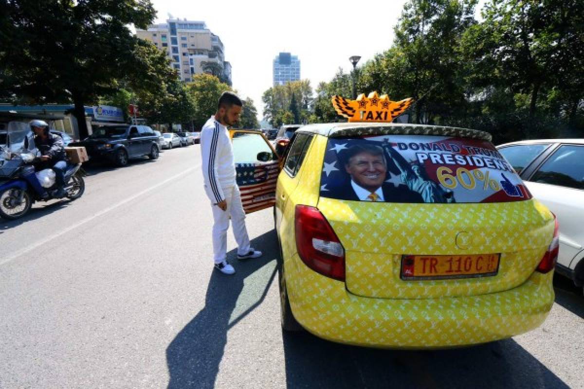 Albania: Decora taxi con fotos de Donald Trump