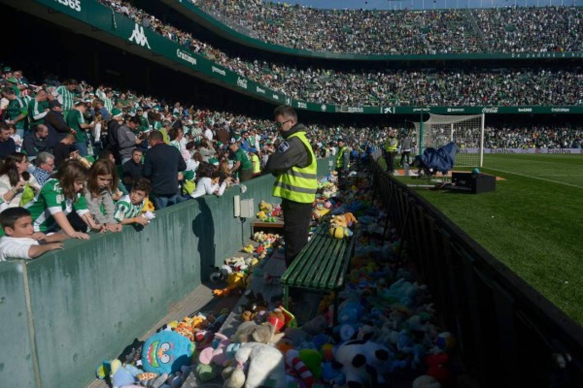 Muchos niños, que asistieron con sus padres, también colocaron peluches a orillas del campo.