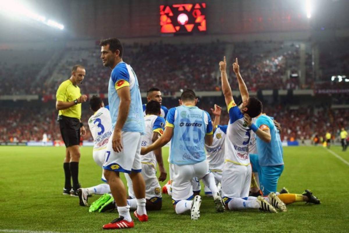 Jugando con diez, el humilde Capiatá de Paraguay le saca un empate 3-3 a Paranaense del Arena da Baixada